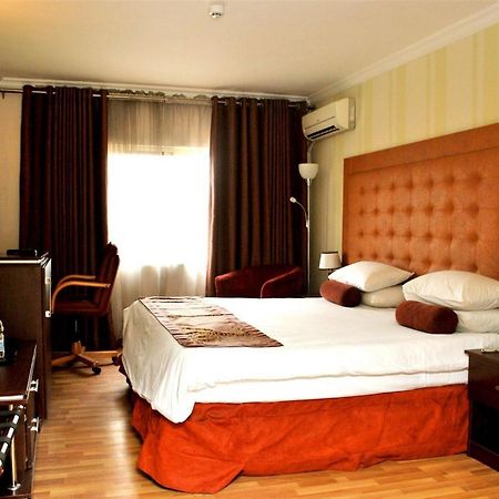 Room In Lodge - Golden Tulip Port Harcourt Hotel Exterior photo