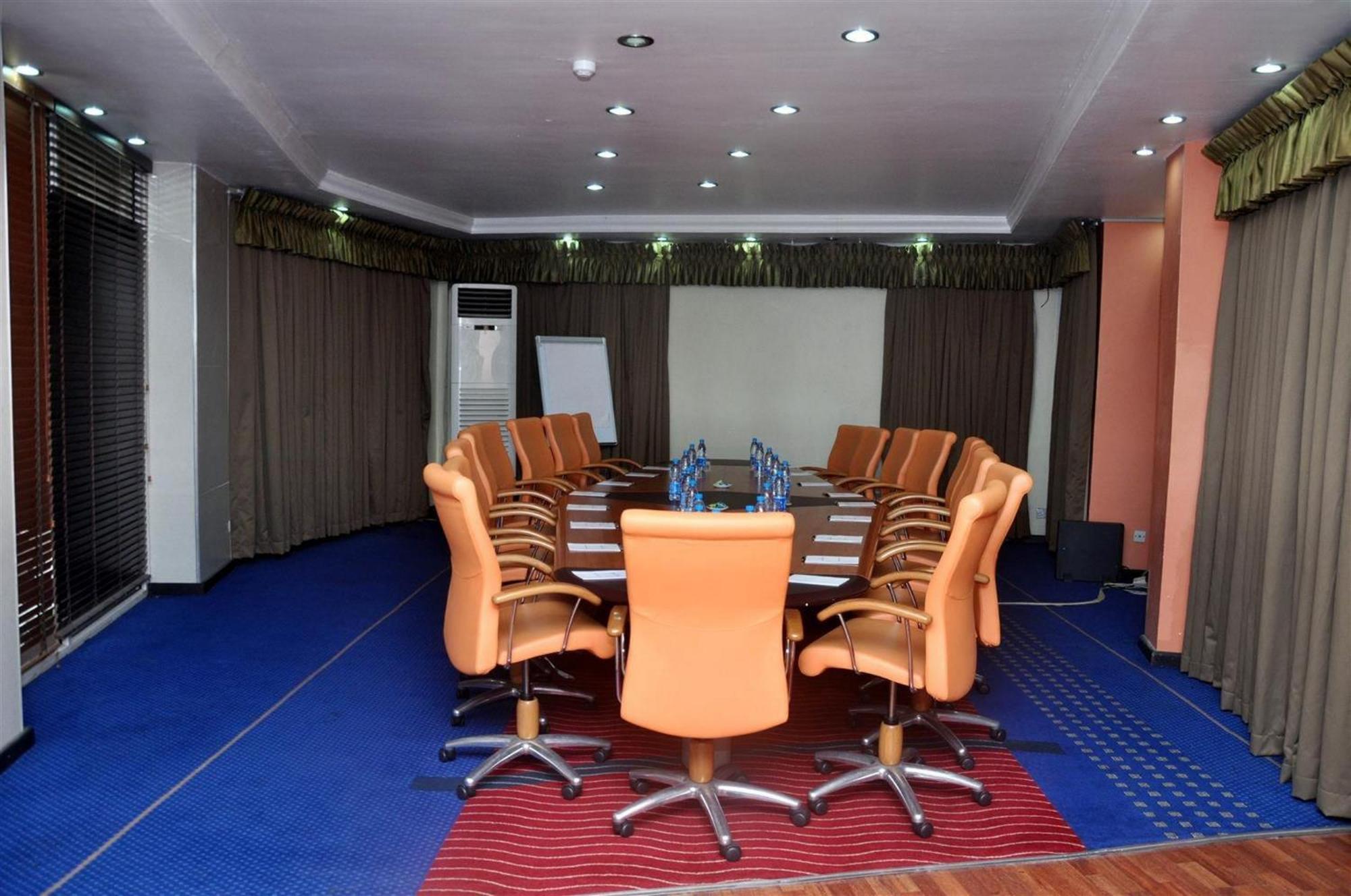 Room In Lodge - Golden Tulip Port Harcourt Hotel Exterior photo