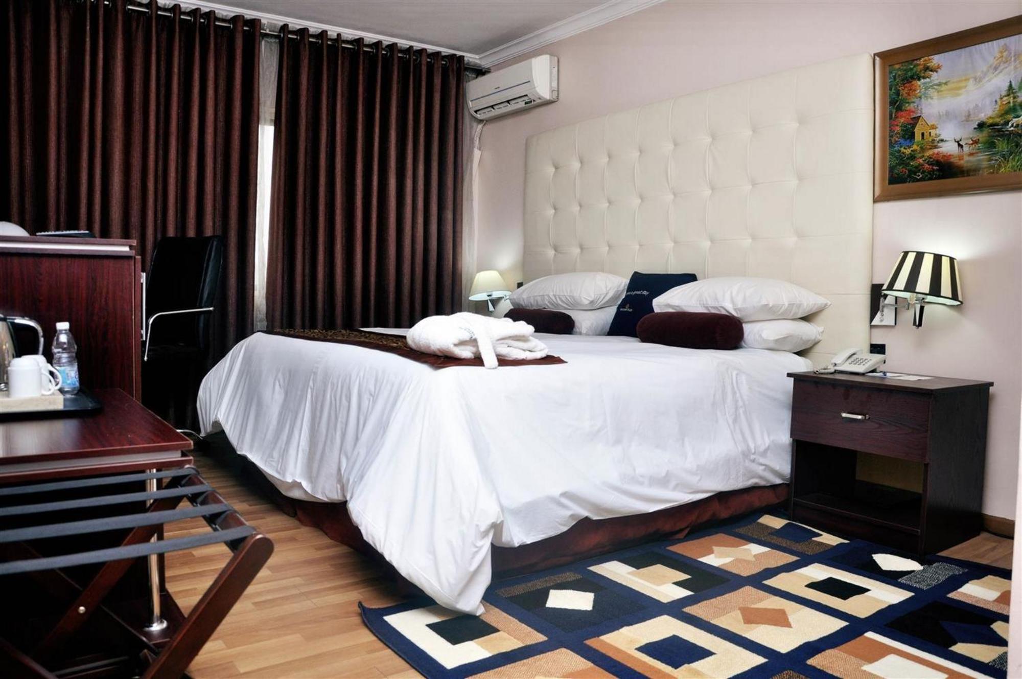 Room In Lodge - Golden Tulip Port Harcourt Hotel Exterior photo