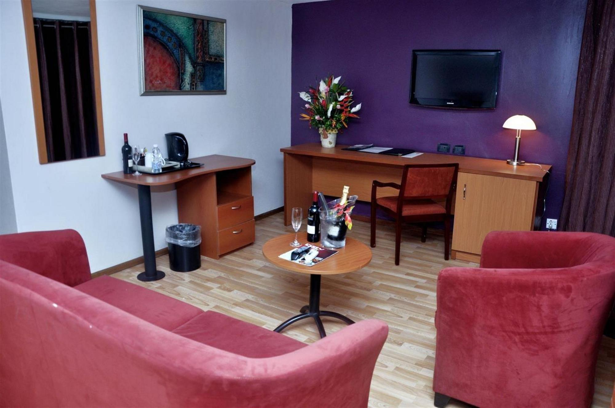 Room In Lodge - Golden Tulip Port Harcourt Hotel Exterior photo