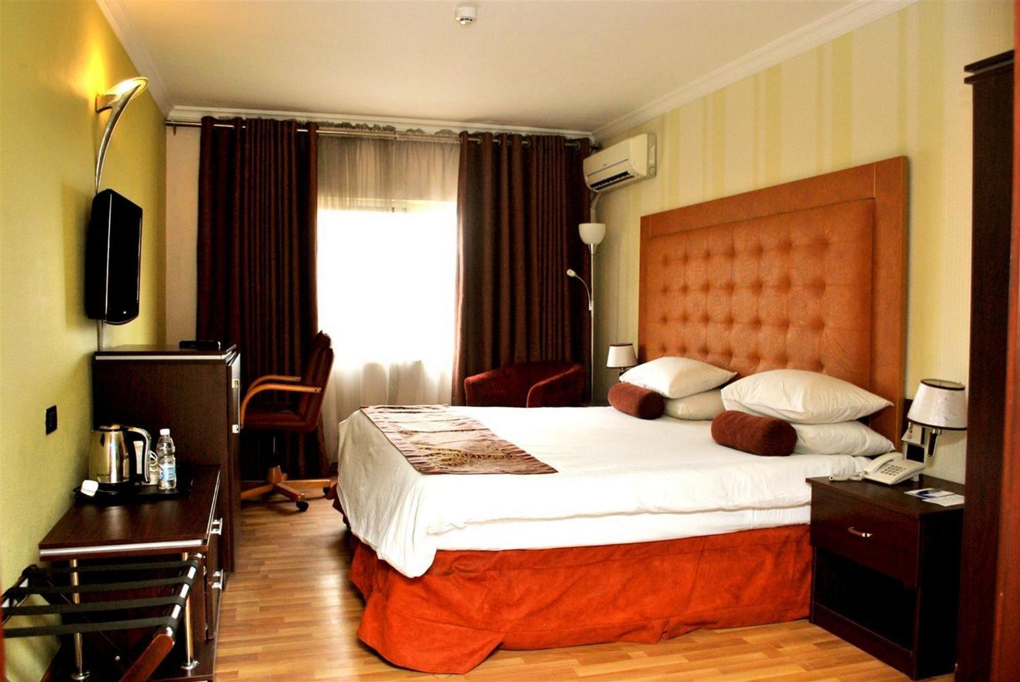 Room In Lodge - Golden Tulip Port Harcourt Hotel Exterior photo