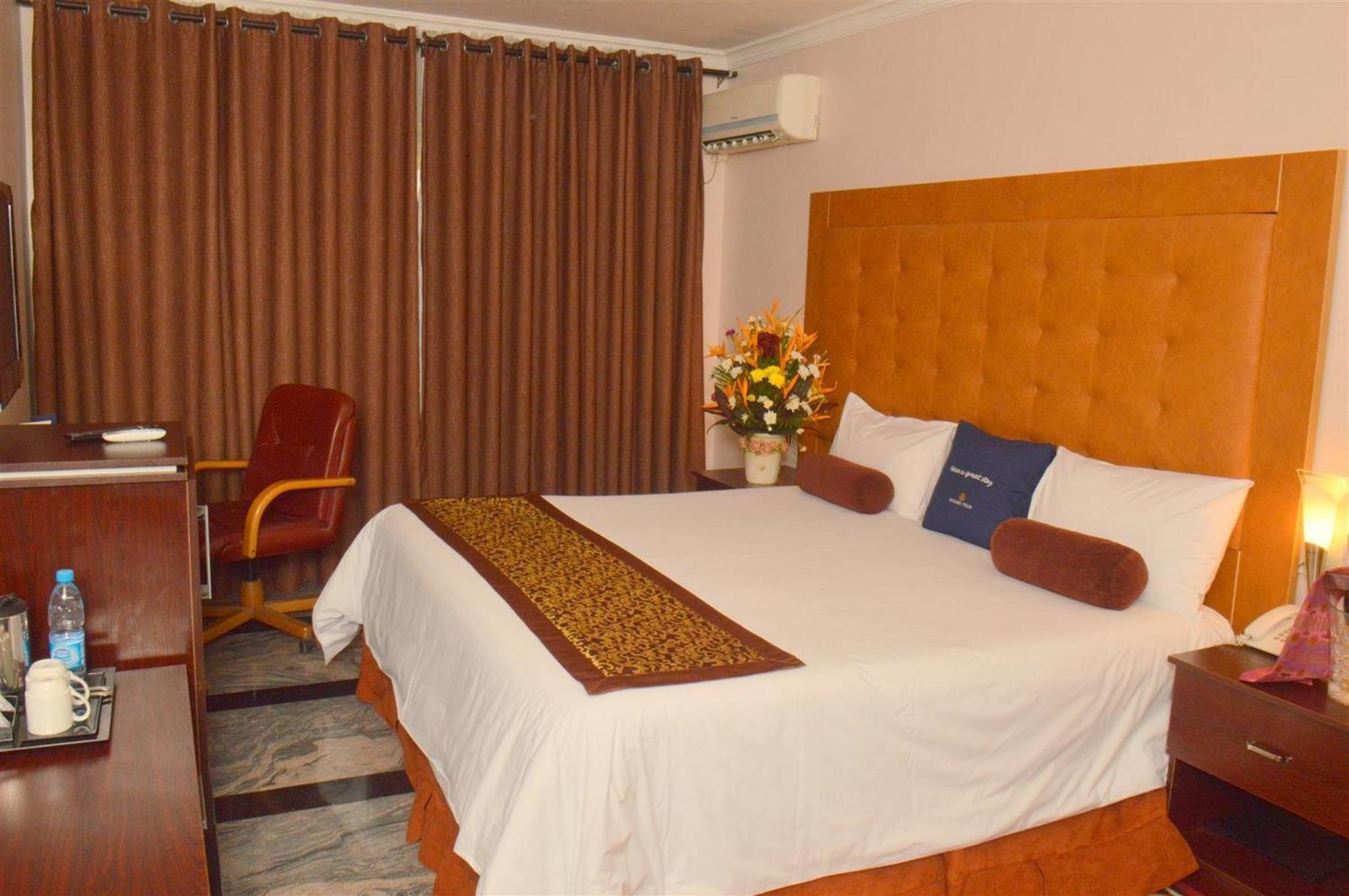 Room In Lodge - Golden Tulip Port Harcourt Hotel Exterior photo