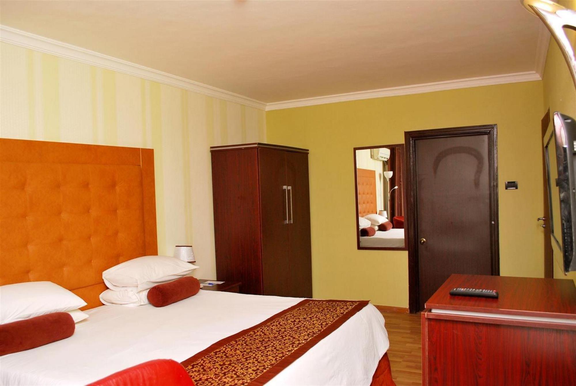 Room In Lodge - Golden Tulip Port Harcourt Hotel Exterior photo