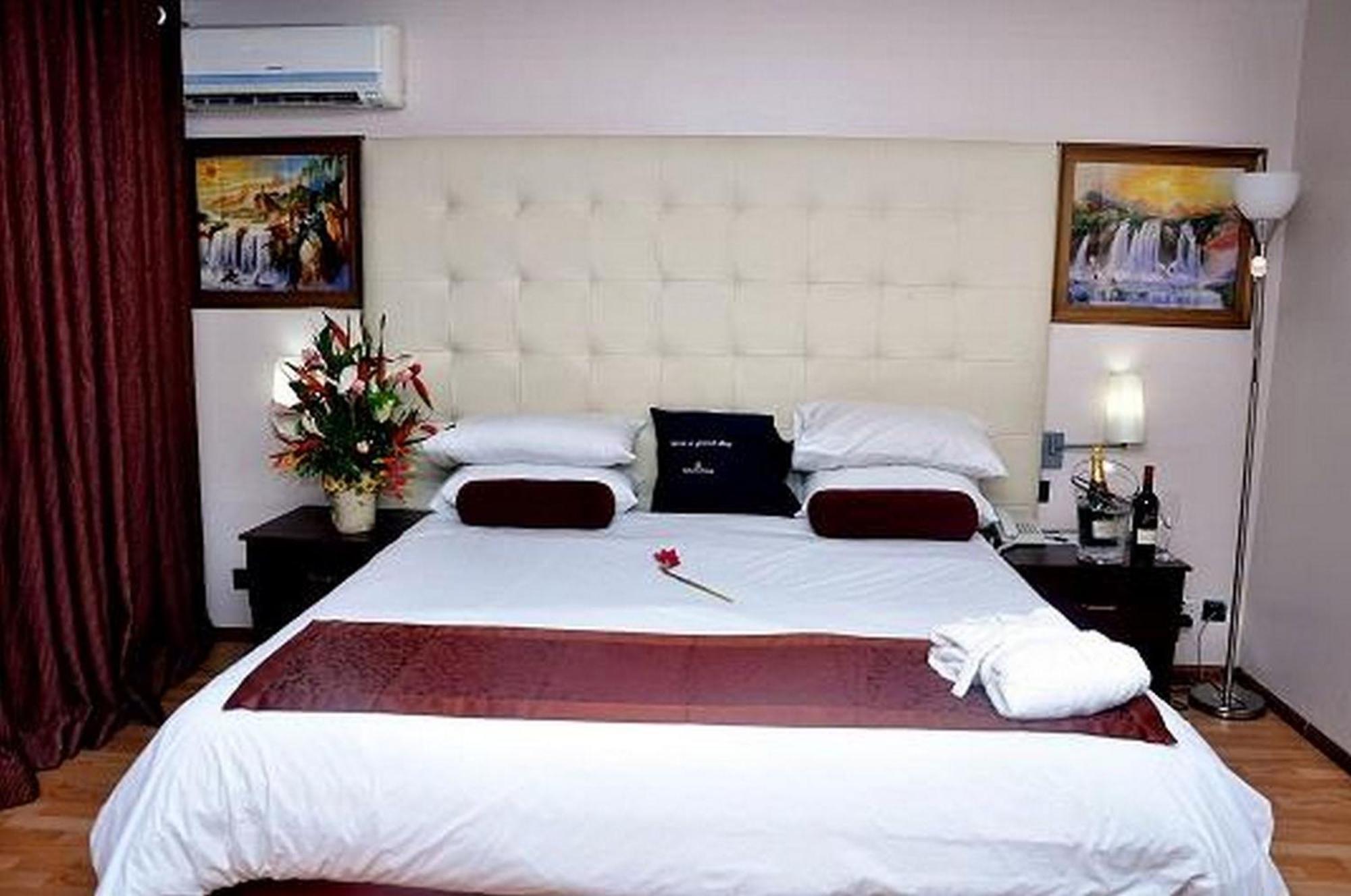 Room In Lodge - Golden Tulip Port Harcourt Hotel Exterior photo