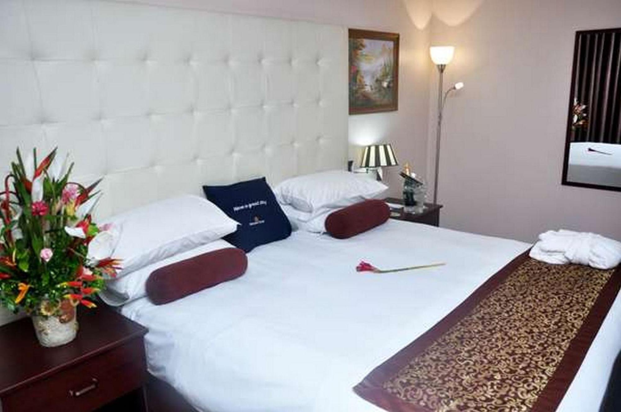Room In Lodge - Golden Tulip Port Harcourt Hotel Exterior photo