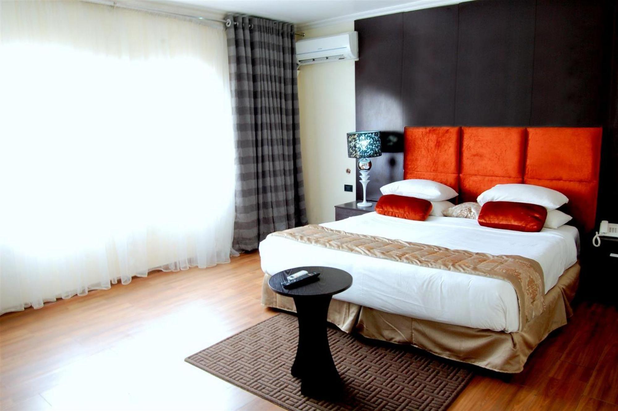 Room In Lodge - Golden Tulip Port Harcourt Hotel Exterior photo